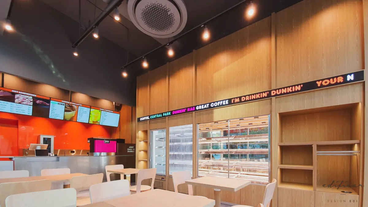 높은 천장의 고급스러운 던킨도너츠 매장